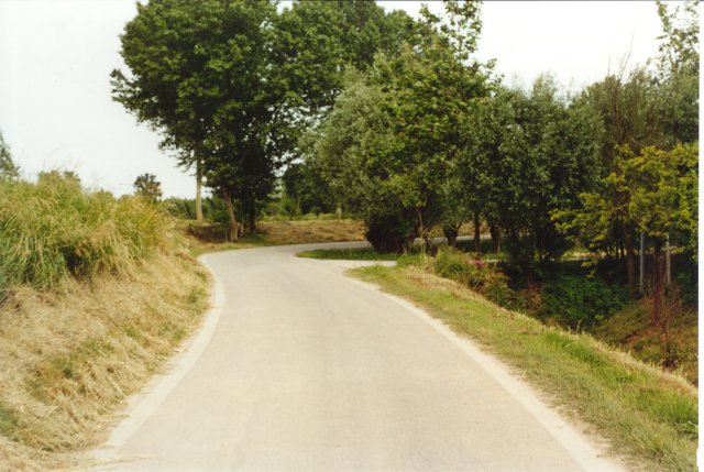 Via Toscanigo che costeggia il fiume Marzenego (a sinistra si vede l'argine sud).
