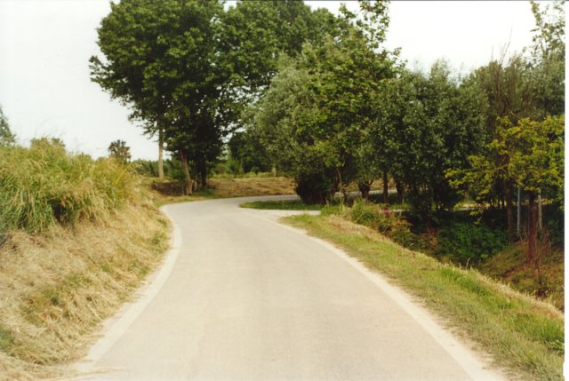 Via Toscanigo che costeggia il fiume Marzenego (a sinistra si vede l'argine sud).