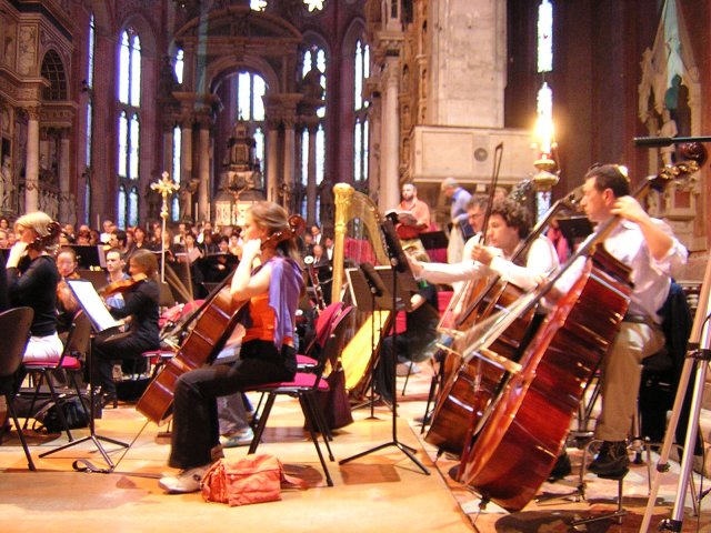 Alcuni dei numerosi componenti dell'orchestra