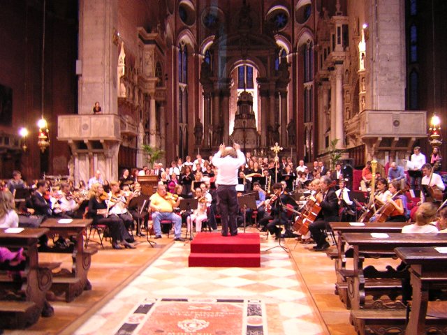 Una vista d'insieme dell'orchestra e dei cori