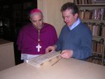 Il dott. Fabrizio Masiero (Associazione Culturale "Tempo e Memoria") mostra al Vescovo degli antichi documenti fatti restaurare presso l'Abbazia di Praglia