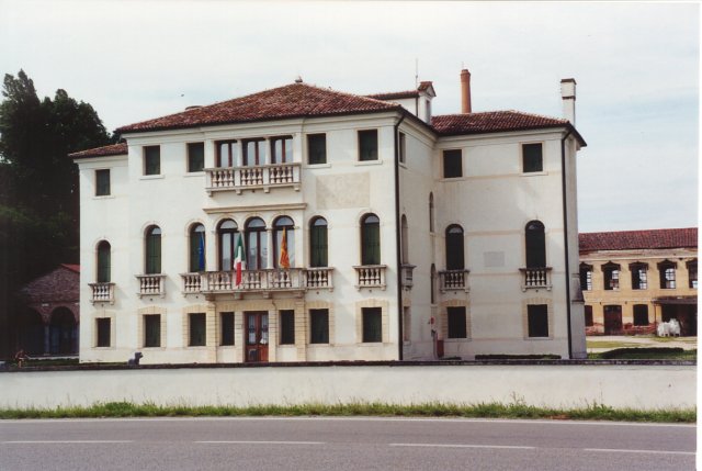 Villa Romanin-Jacur, gi villa Don Delle Rose (seicentesca).
Odierno municipio dal 1989