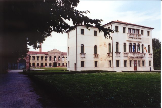 Villa Romanin-Jacur con alle spalle la barchessa (a sinistra) e la filanda sul fondo. Quest'ultima, costruita nel 1872, anche con il sostegno del parroco Don Giuseppe Sarto, era una delle pi importanti industrie del Veneto nel settore della seta.