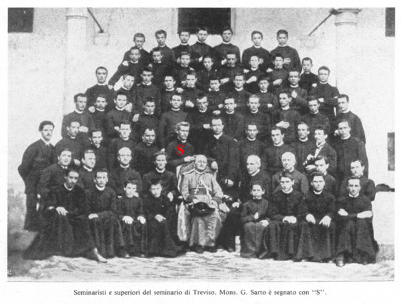 Seminaristi e superiori del seminario di Treviso. Mons. G. Sarto è segnato con S