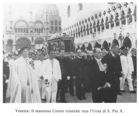 Venezia: Il maestoso Corteo trionfale reca l'Urna di S. Pio X