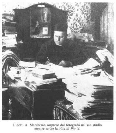 Il dott. A. Marchesan sorpreso dal fotografo nel suo studio mentre scrive la "Vita di Pio X"