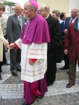 Il Vescovo, all'uscita dalla chiesa, viene accolto dai Salzanesi, accompagnato dal parroco mons. Giuseppe Verdanega