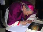Il Vescovo firma il libro degli ospiti del museo